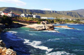 Hermanus 3 Bed Home King Bed with pool walk to sea